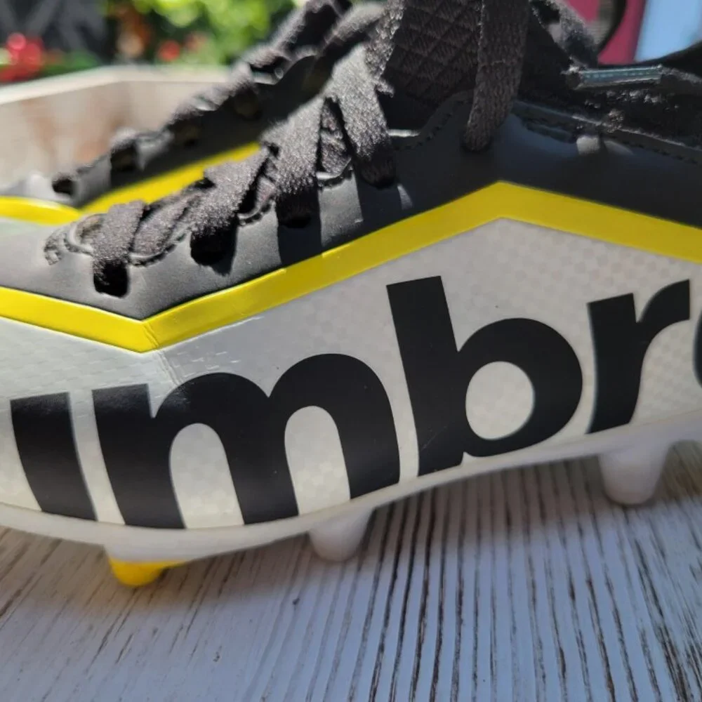 Girls Umbro Soccer Cleats - Like New - Size 11 - Picture 3 of 5